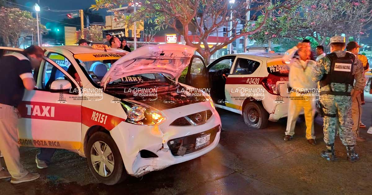Choque de taxis deja pasajera herida Choque de taxis deja pasajera herida