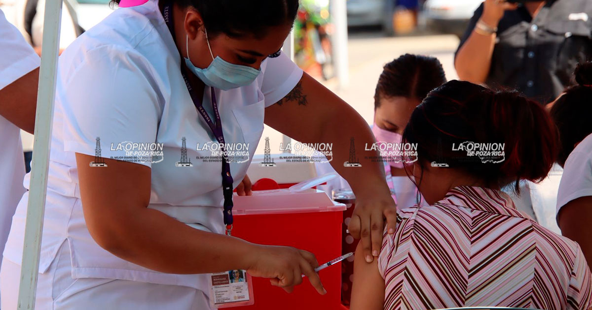 Gobierno de Cazones e ISSSTE instalan brigada de vacunación para toda la población, en la zona centro Gobierno de Cazones e ISSSTE instalan brigada de vacunación para toda la población, en la zona centro