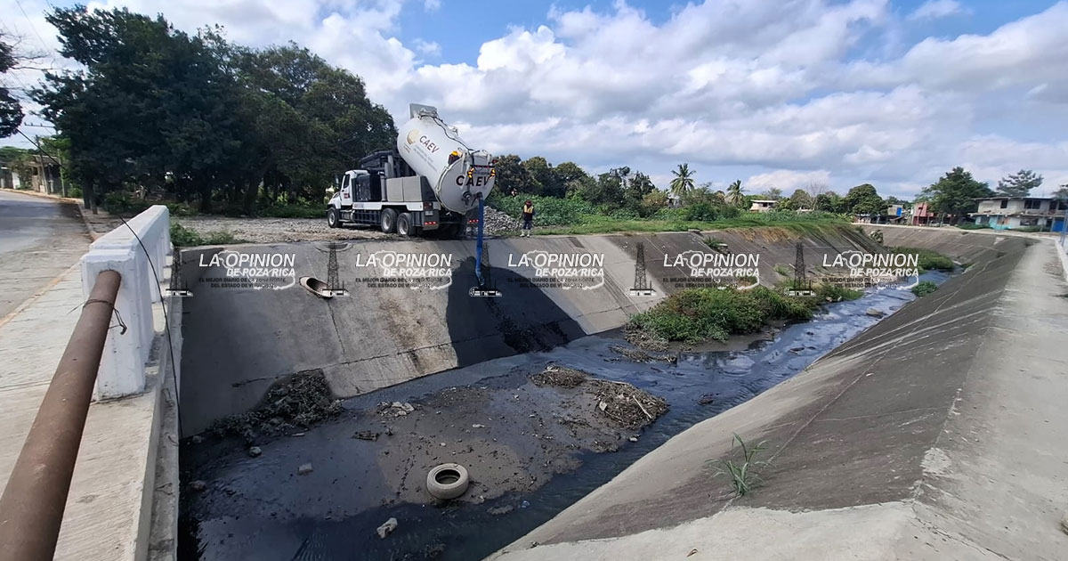 Descarga la CAEV aguas negras al canal Oro Verde Descarga la CAEV aguas negras al canal Oro Verde