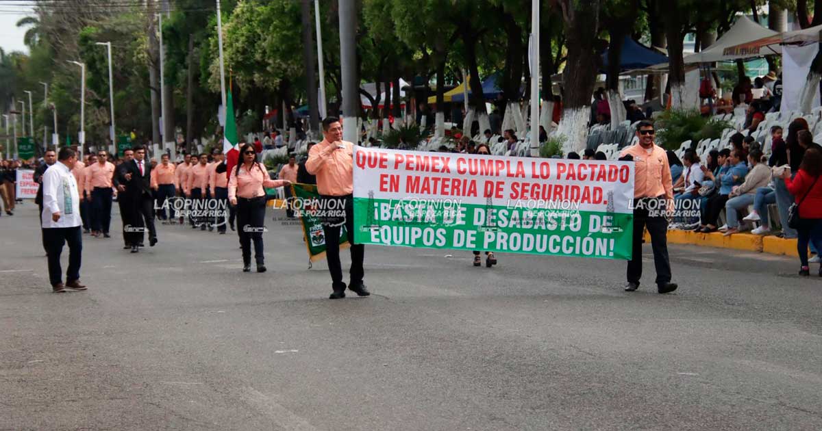 Trabajadores se manifiestan y exigen a PEMEX mejores condiciones laborales y de seguridad Trabajadores se manifiestan y exigen a PEMEX mejores condiciones laborales y de seguridad
