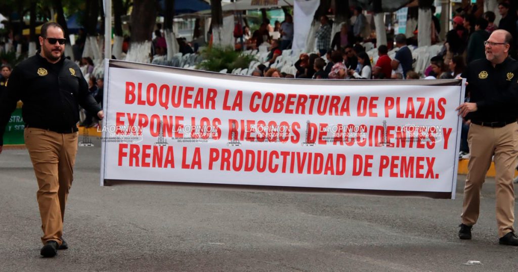 Trabajadores se manifiestan y exigen a PEMEX mejores condiciones laborales y de seguridad
