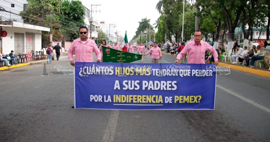 Trabajadores se manifiestan y exigen a PEMEX mejores condiciones laborales y de seguridad Trabajadores se manifiestan y exigen a PEMEX mejores condiciones laborales y de seguridad