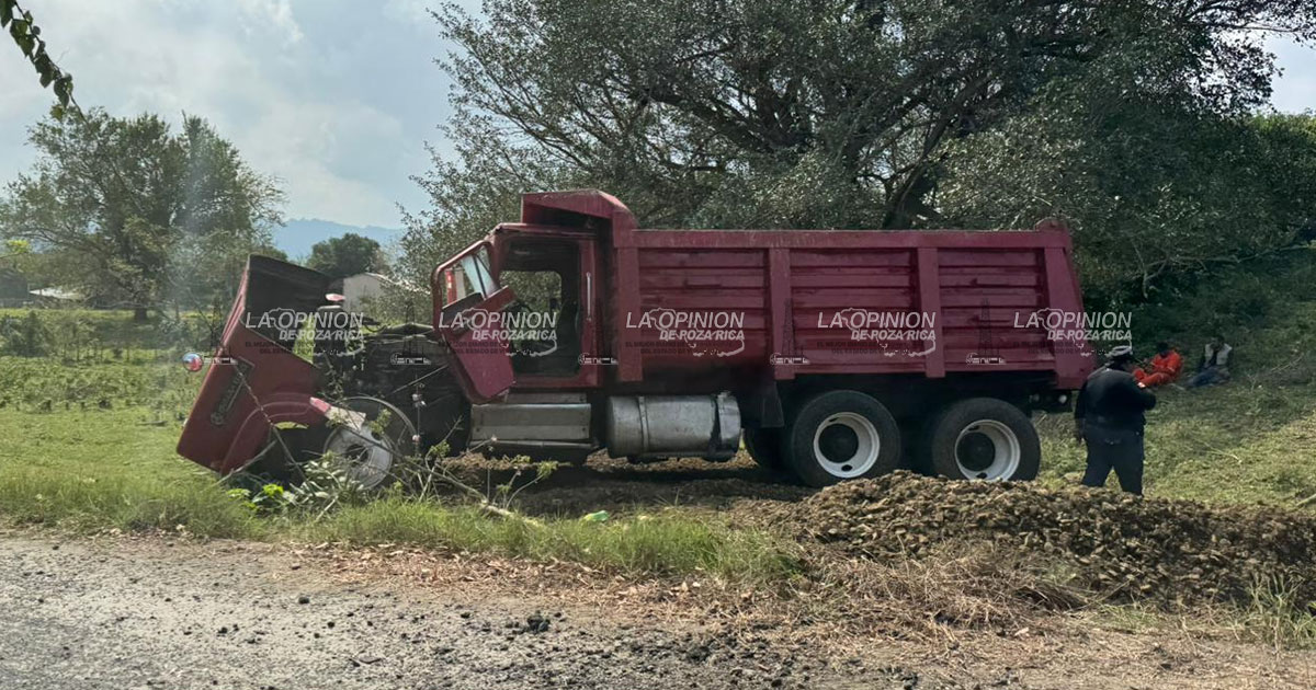 Torton cargado de grava vuelca Torton cargado de grava vuelca