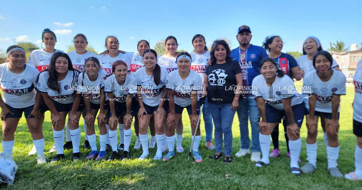 Entregan uniformes a equipo femenil de futbol Entregan uniformes a equipo femenil de futbol