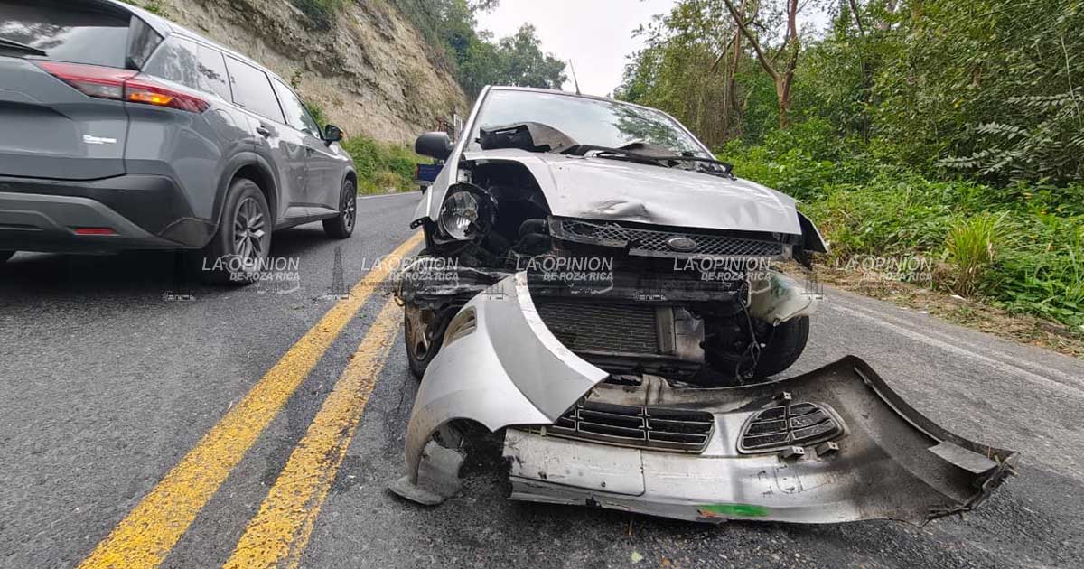 Vehículo quedó atravesado en la carretera Vehículo quedó atravesado en la carretera