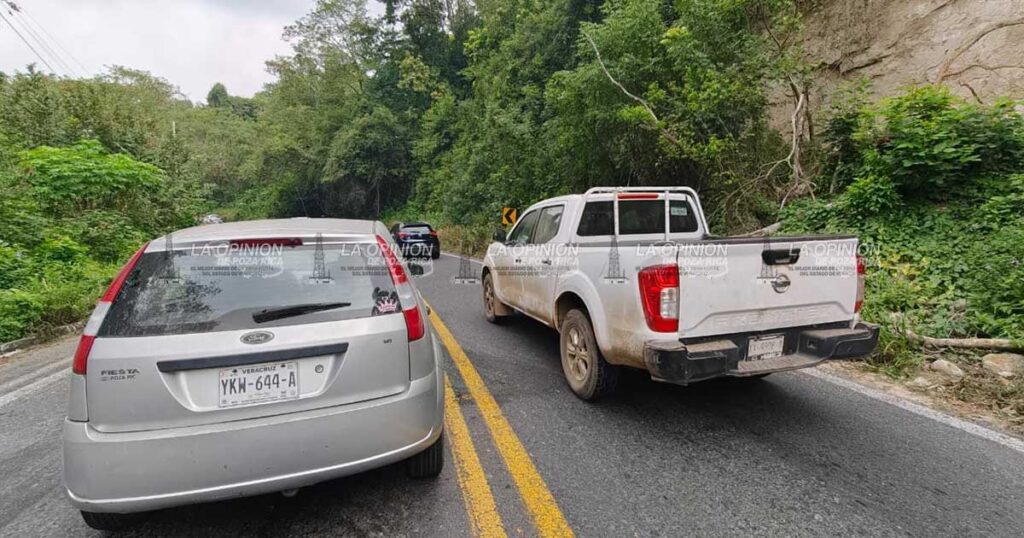 Vehículo quedó atravesado en la carretera Vehículo quedó atravesado en la carretera