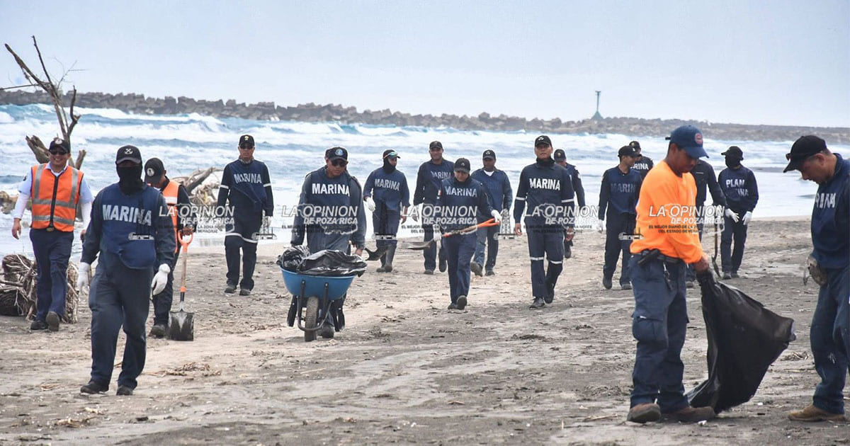 SEMAR y Ayuntamiento de Alvarado limpian playas de La Trocha y La Cava