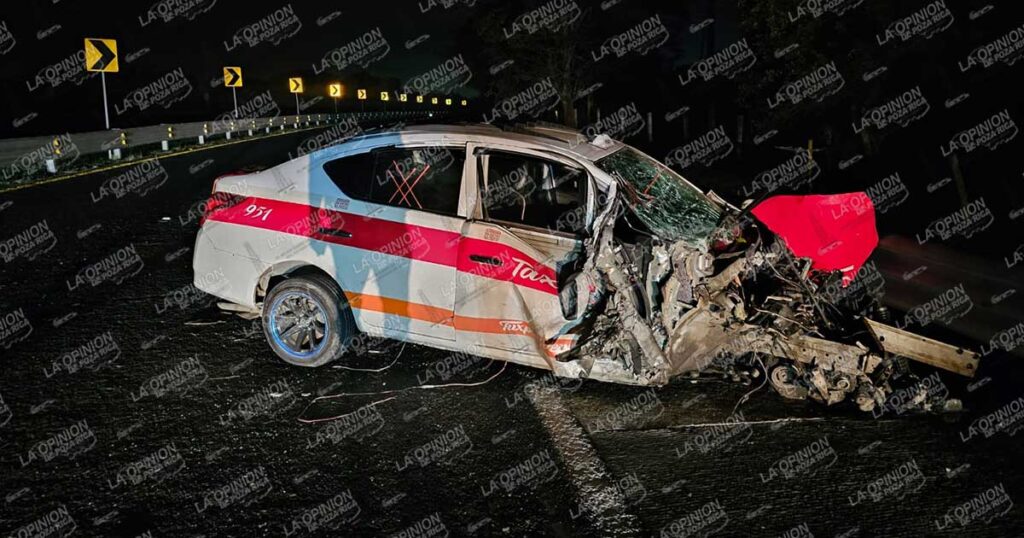 Taxi se estrella contra barrera metálica Taxi se estrella contra barrera metálica