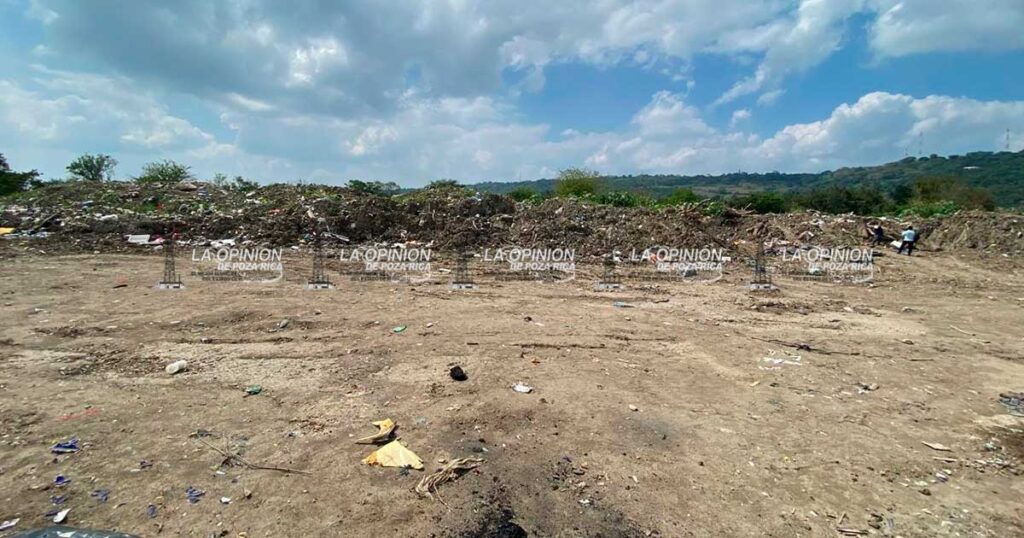 Regidora de Ecología ignora a afectados por escombros que contaminan Regidora de Ecología ignora a afectados por escombros que contaminan