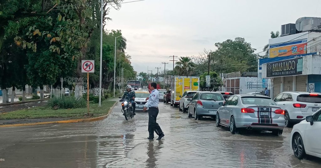 Operativo de Tránsito del Estado en calles inundadas por lluvias Operativo de Tránsito del Estado en calles inundadas por lluvias