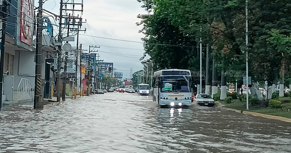 Operativo de Tránsito del Estado en calles inundadas por lluvias Operativo de Tránsito del Estado en calles inundadas por lluvias