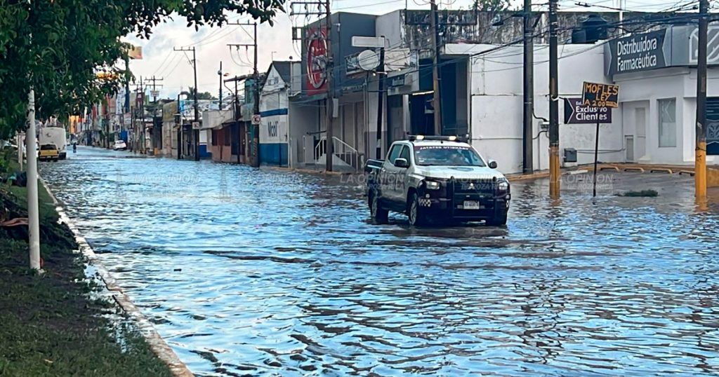 Operativo de Tránsito del Estado en calles inundadas por lluvias Operativo de Tránsito del Estado en calles inundadas por lluvias