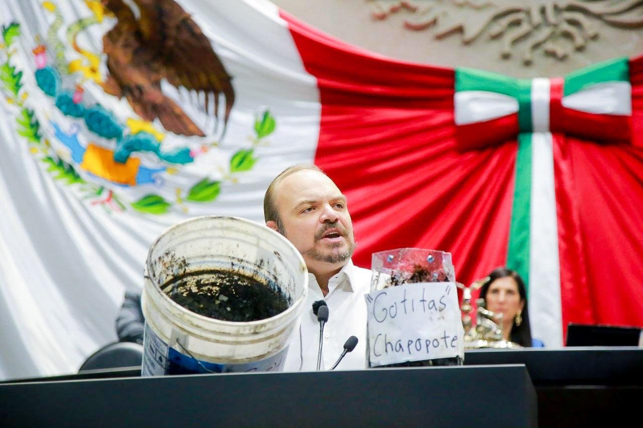 Diputados llevan "gotitas" de chapopote al Congreso