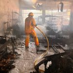 Fuego arrasa con taller automotriz