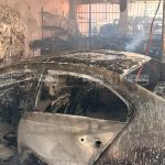 Fuego arrasa con taller automotriz