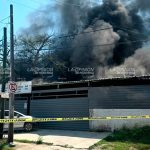 Fuego arrasa con taller automotriz