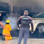 Fuego arrasa con taller automotriz