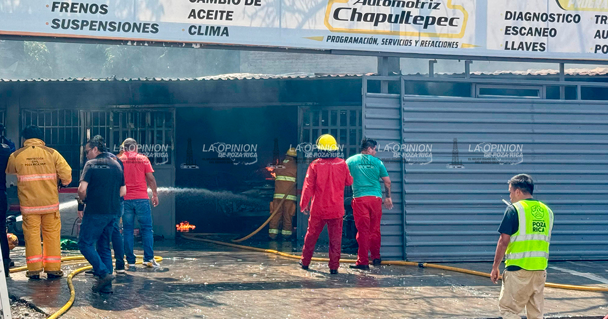 Fuego arrasa con taller automotriz