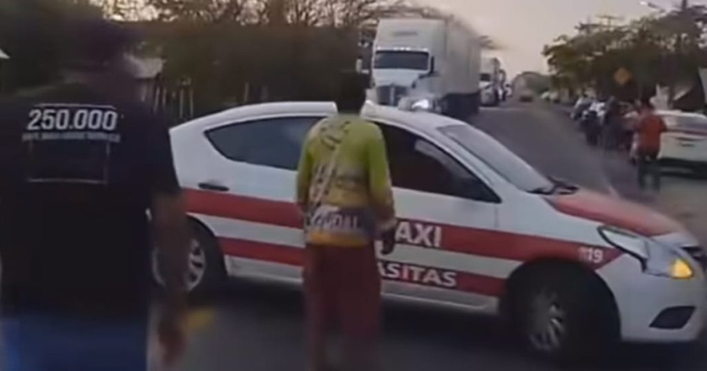 Taxistas paralizan la federal 180 en Casitas; exigen acciones ante desapariciones Taxistas paralizan la federal 180 en Casitas; exigen acciones ante desapariciones