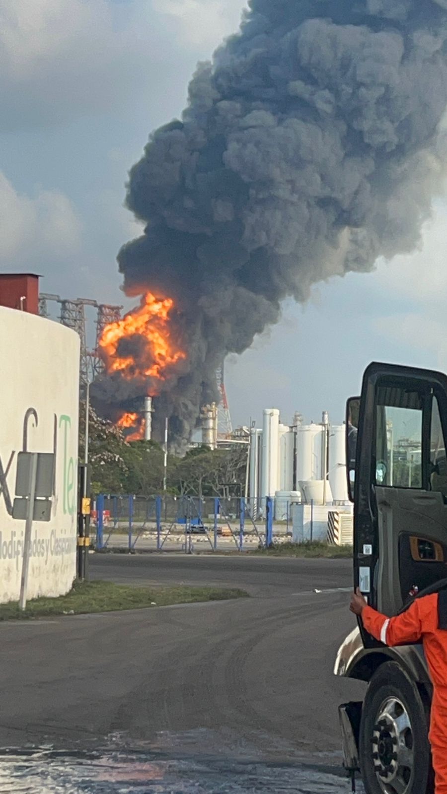 Incendio en refinería Olmeca moviliza a cuerpos de emergencia en Tabasco