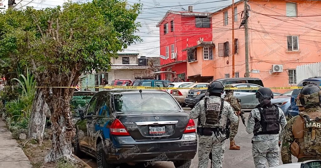 Ataque armado: un muerto y 2 niños heridos de gravedad De acuerdo con los primeros reportes, un hombre que se encontraba dentro de un automóvil compacto marca Fiat, color rojo, fue atacado a balazos, perdiendo la vida en el lugar. En el vehículo también viajaban un niño y una niña, quienes resultaron heridos por los disparos.