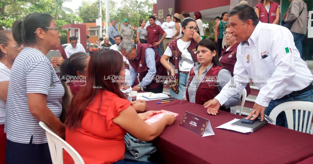 Refuerza Adanely Rodríguez suministro de agua, con apoyo de piperos y CAEV Refuerza Adanely Rodríguez suministro de agua, con apoyo de piperos y CAEV