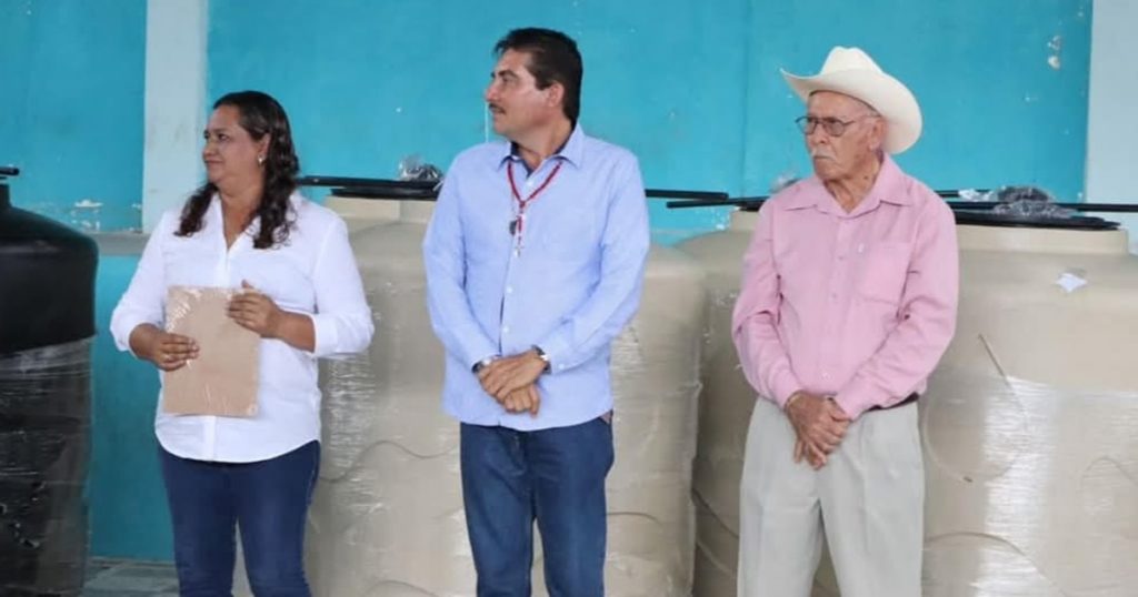 Felipe Mata Barradas encabeza entrega de tinacos y acciones de servicios en comunidades de Vega de Alatorre Felipe Mata Barradas encabeza entrega de tinacos y acciones de servicios en comunidades de Vega de Alatorre