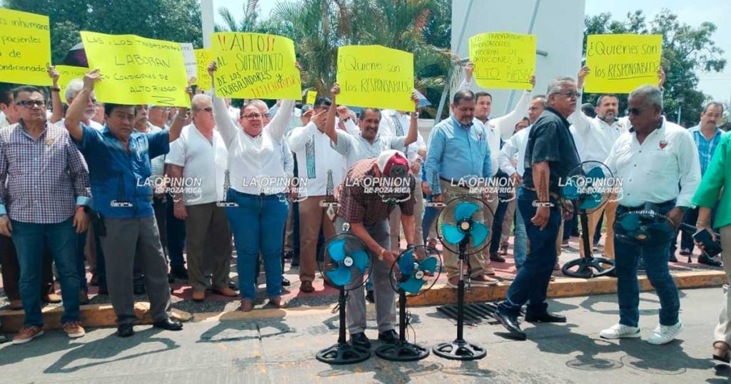 Se manifiestan y encaran al director del Hospital Regional de PEMEX Se manifiestan y encaran al director del Hospital Regional de PEMEX