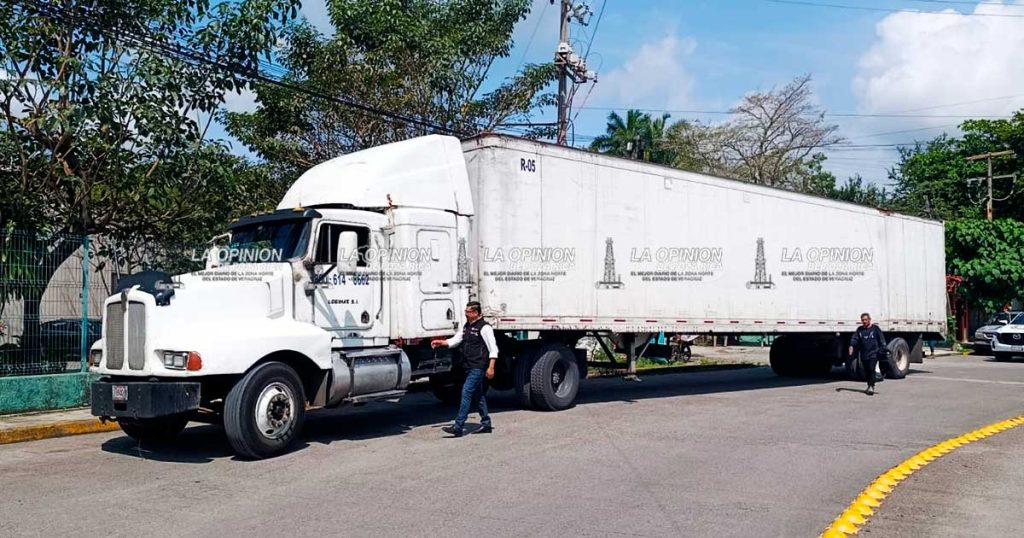 Tráiler del juguetón derriba cables de Telmex Tráiler del juguetón derriba cables de Telmex