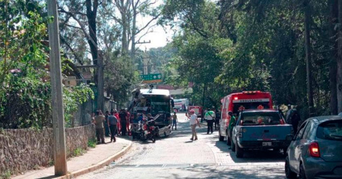 Camión sin frenos provoca choque múltiple en Valle de Bravo; hay varios lesionados Camión sin frenos provoca choque múltiple en Valle de Bravo; hay varios lesionados