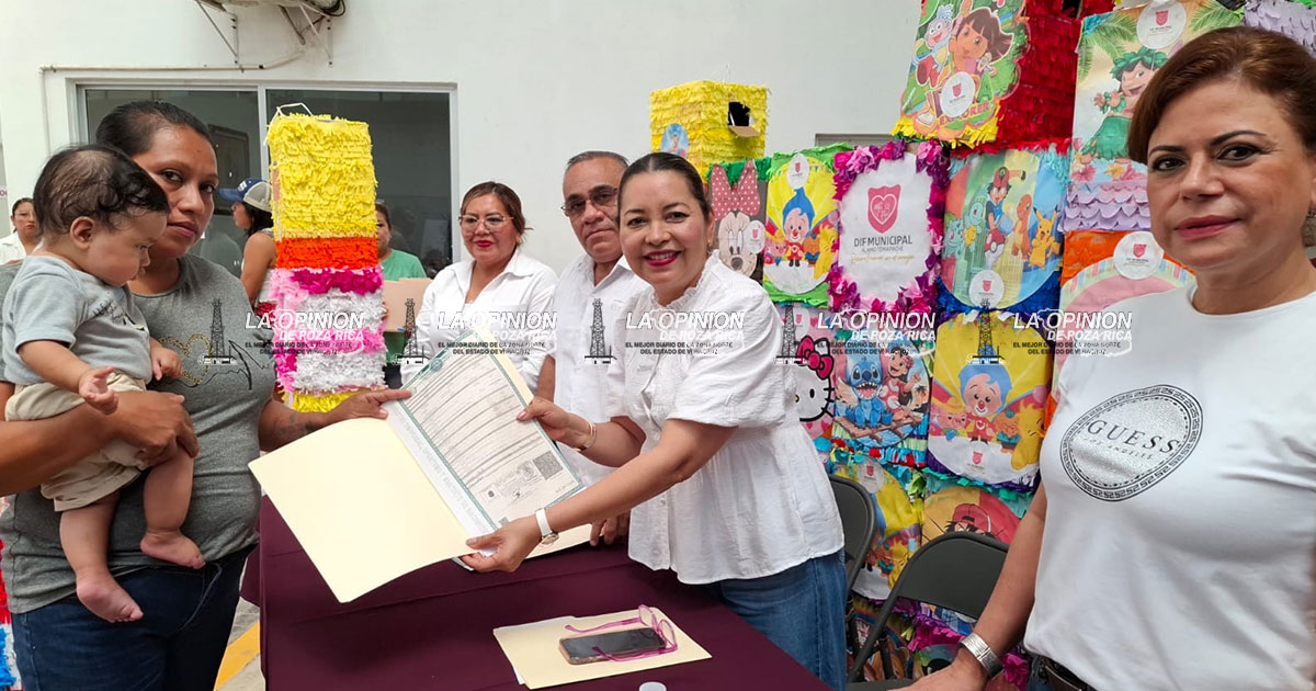 Entregan piñatas, dulces y actas de nacimiento Entregan piñatas, dulces y actas de nacimiento