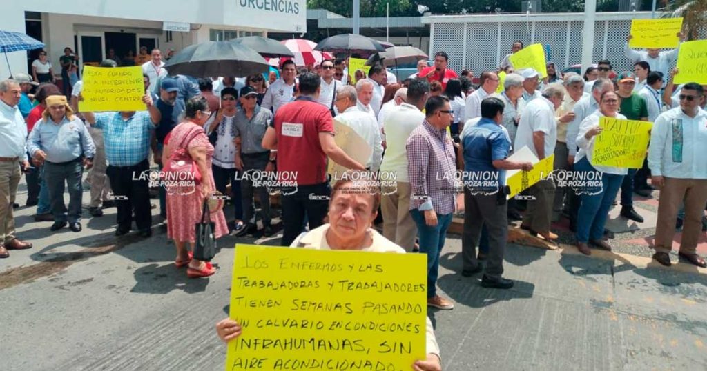 Se manifiestan y encaran al director del Hospital Regional de PEMEX Se manifiestan y encaran al director del Hospital Regional de PEMEX