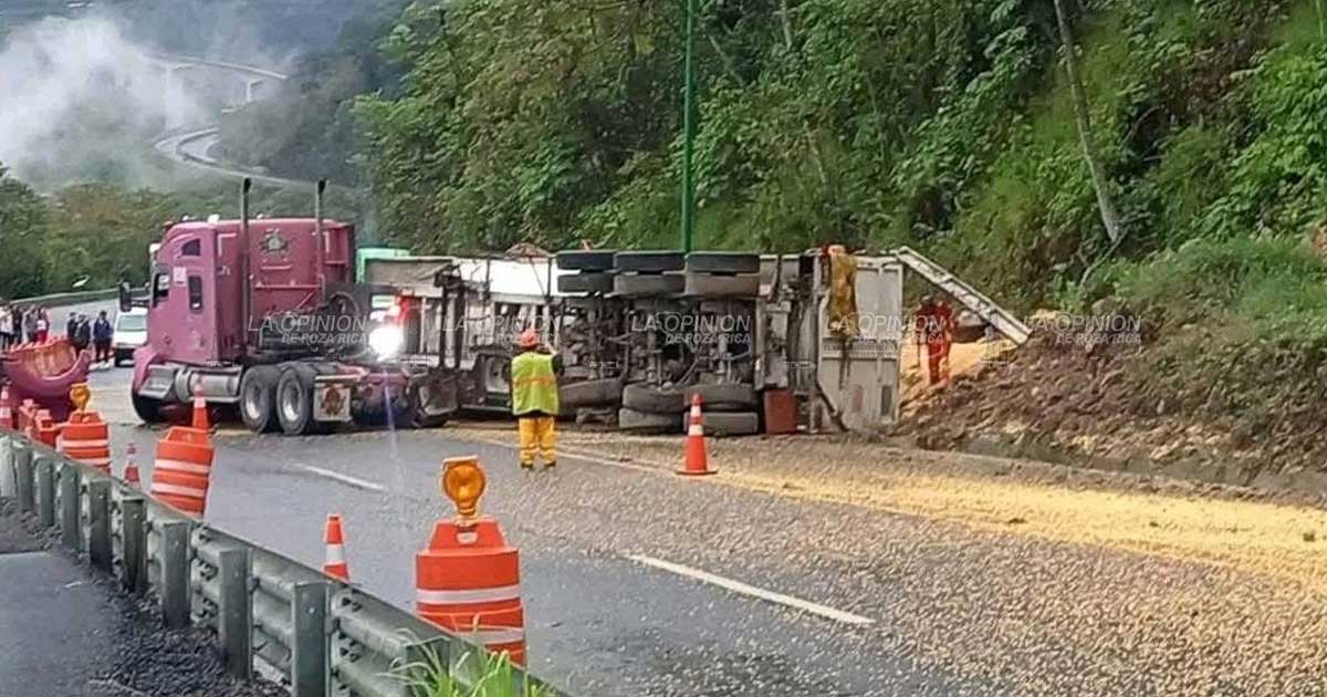Vuelca camión de maíz en la México-Tuxpan