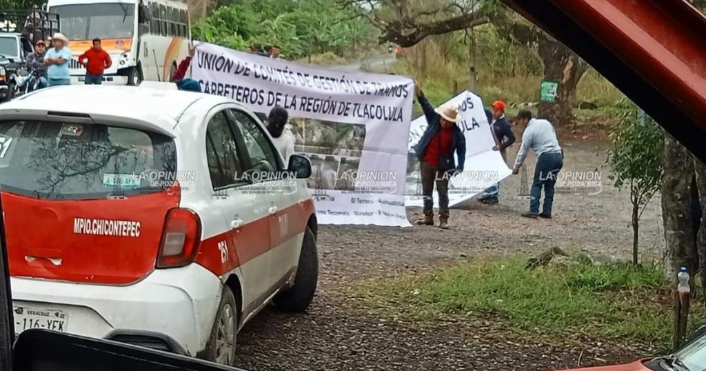 Comunidades indígenas bloquean carretera federal Comunidades indígenas bloquean carretera federal