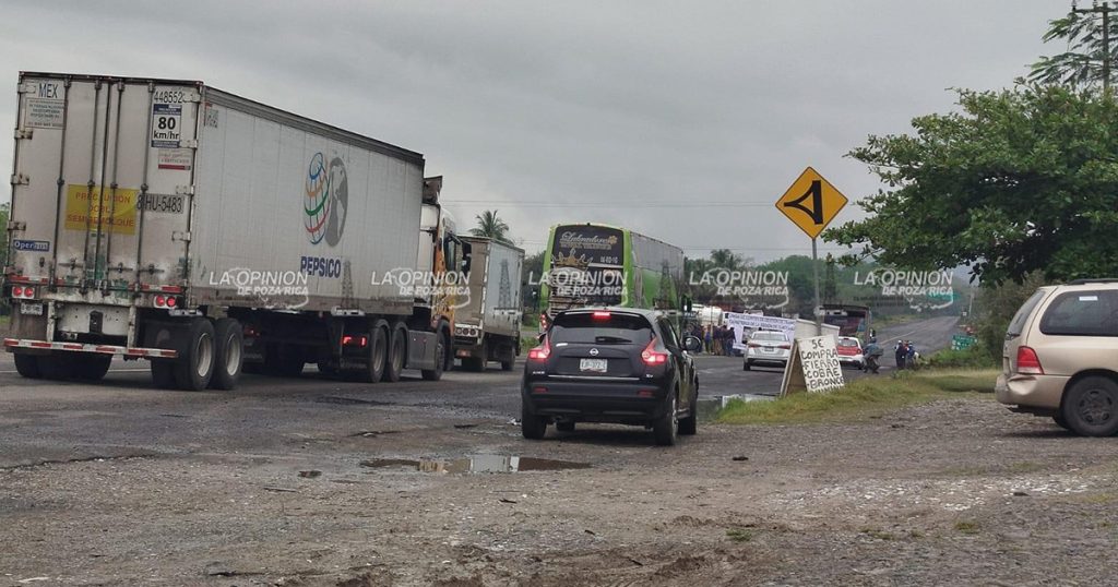 Comunidades indígenas bloquean carretera federal Comunidades indígenas bloquean carretera federal
