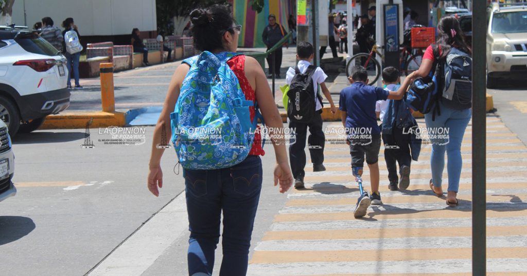 Preparan mochilas para el regreso a clases el próximo lunes