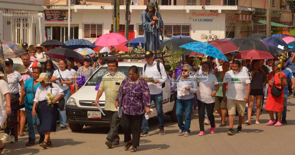 Reviven la pasión y muerte de Cristo con viacrucis en colonias afectadas por inundaciones Reviven la pasión y muerte de Cristo con viacrucis en colonias afectadas por inundaciones