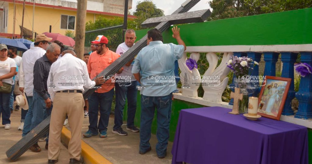 Reviven la pasión y muerte de Cristo con viacrucis en colonias afectadas por inundaciones Reviven la pasión y muerte de Cristo con viacrucis en colonias afectadas por inundaciones