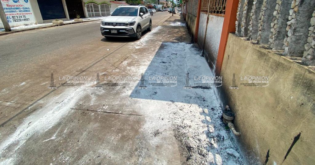 Aplica Pemex “mejoralito” en calles contaminadas con chapo Aplica Pemex “mejoralito” en calles contaminadas con chapo