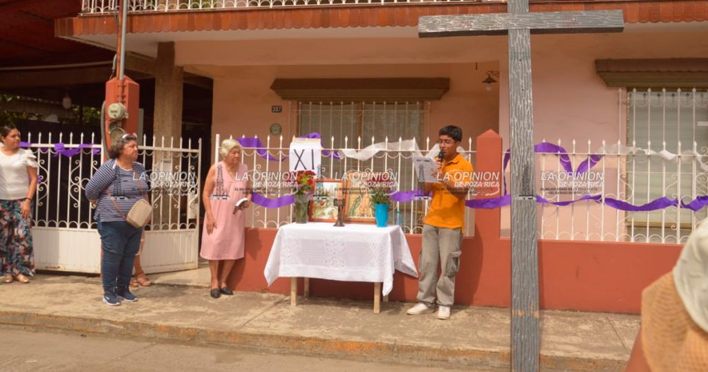Reviven la pasión y muerte de Cristo con viacrucis en colonias afectadas por inundaciones Reviven la pasión y muerte de Cristo con viacrucis en colonias afectadas por inundaciones