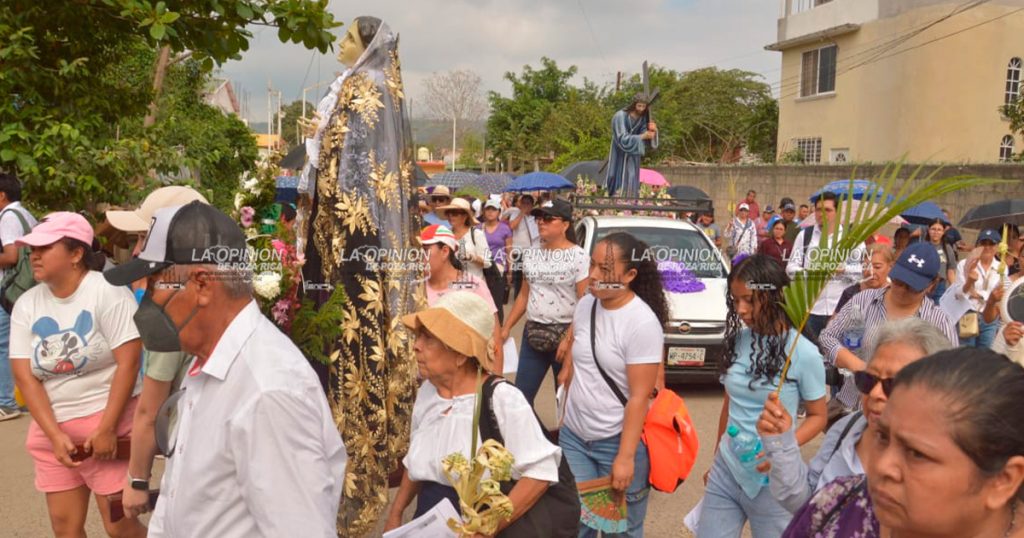 Reviven la pasión y muerte de Cristo con viacrucis en colonias afectadas por inundaciones Reviven la pasión y muerte de Cristo con viacrucis en colonias afectadas por inundaciones