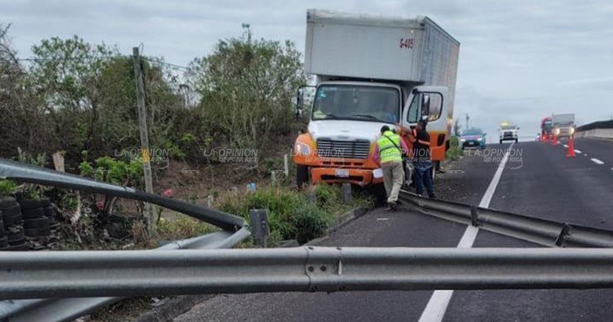 Chofer se queda dormido y se impacta sobre autopista Chofer se queda dormido y se impacta sobre autopista