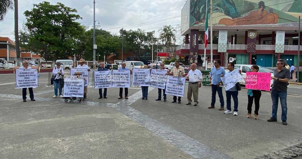 Enérgica manifestación contra recorte de pensiones y aguinaldo Enérgica manifestación contra recorte de pensiones y aguinaldo