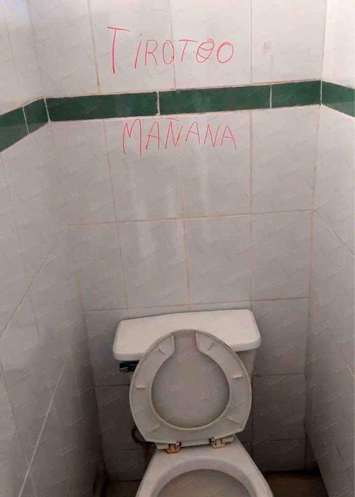 Alerta en telesecundaria por amenaza en baños Alerta en telesecundaria por amenaza en baños