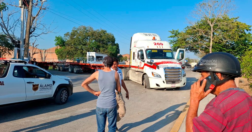 Motociclista salva la vida; choca de frente contra tráiler
