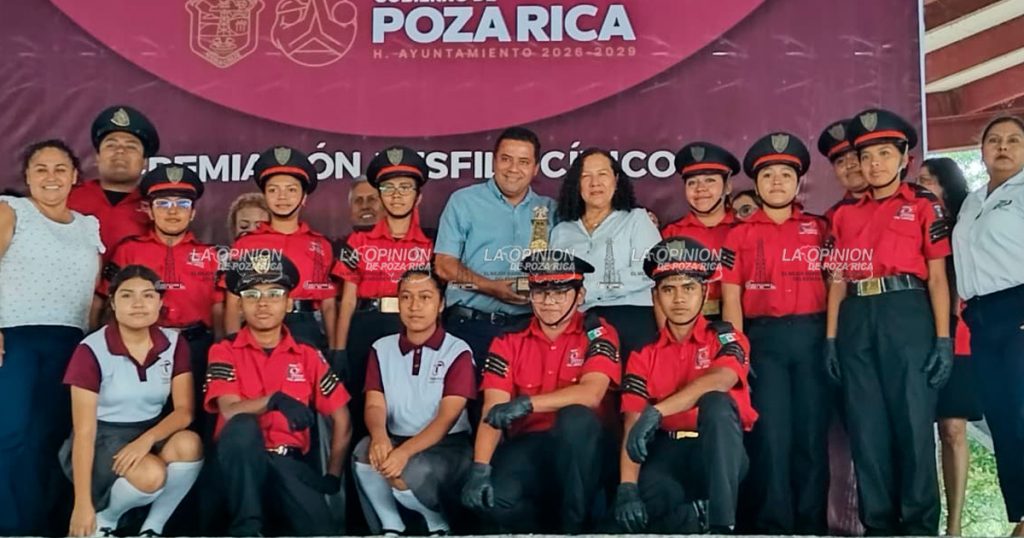 Premian a los primeros lugares del desfile del 18 de Marzo Premian a los primeros lugares del desfile del 18 de Marzo