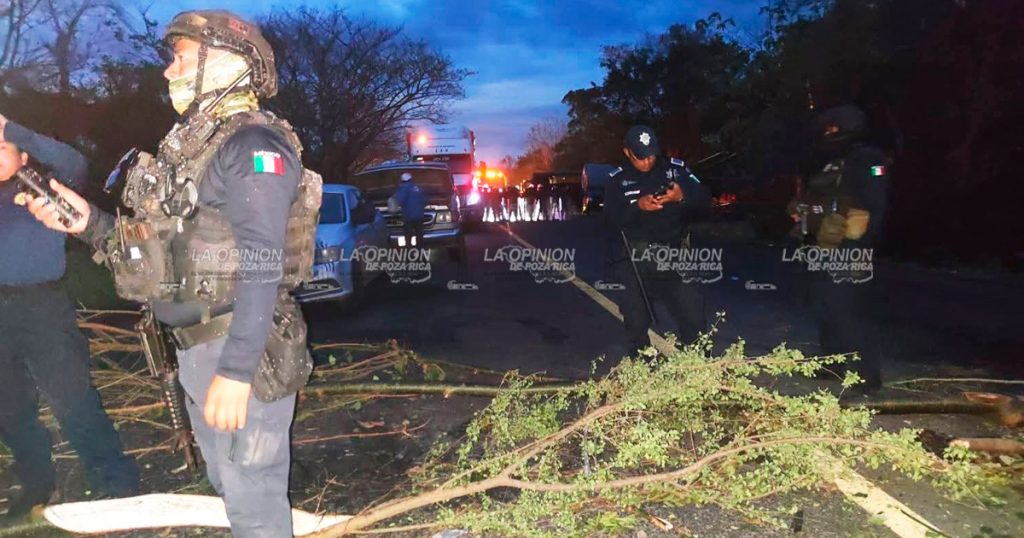 Desalojan bloqueo en la carretera Tuxpan-Tampico Desalojan bloqueo en la carretera Tuxpan-Tampico