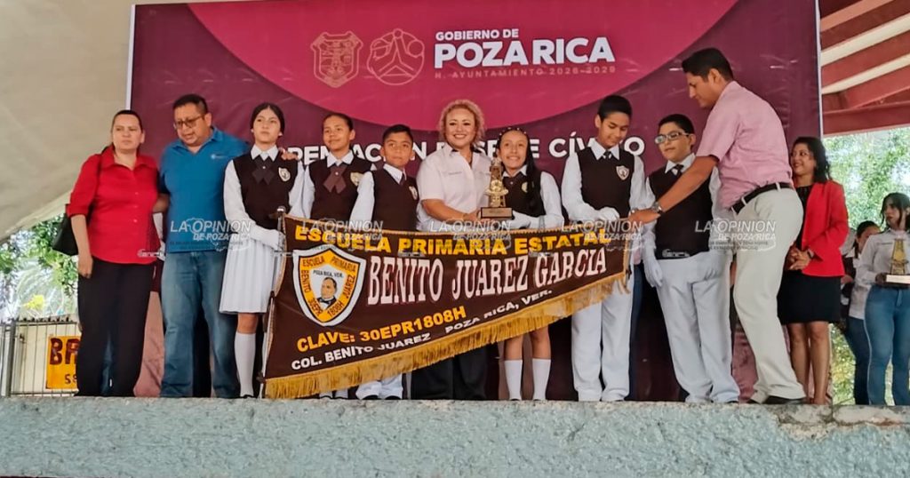Premian a los primeros lugares del desfile del 18 de Marzo Premian a los primeros lugares del desfile del 18 de Marzo