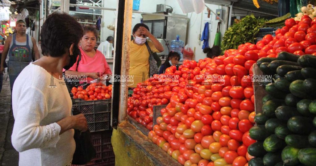Se disparan precios de tomate, limón y chile en los mercados locales