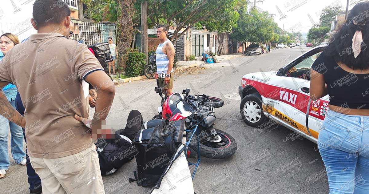 Taxista lo manda a besar el pavimento Taxista lo manda a besar el pavimento